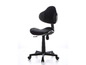 Une chaise de bureau noire avec des roulettes.