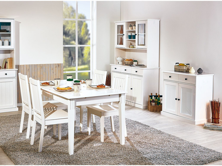 Table à manger blanche avec chaises, buffet et vitrine dans une salle à manger.