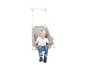 Un enfant assis dans un fauteuil suspendu gris avec un cadre en bois.