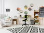 Une chambre d'enfant avec un fauteuil de bureau, un fauteuil et une étagère.