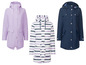 Trois imperméables : lilas, rayé et bleu marine.