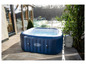 Un jacuzzi gonflable Lay-Z-Spa sur une terrasse.