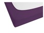 Un drap-housse de couleur violette.