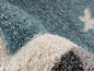 Détail d'un tapis à rayures bleues, blanches et grises.