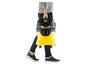 Un homme porte un aspirateur Karcher jaune.