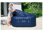 Une femme met une housse sur un spa gonflable Lay-Z-Spa.