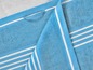 Une serviette bleue à rayures blanches.