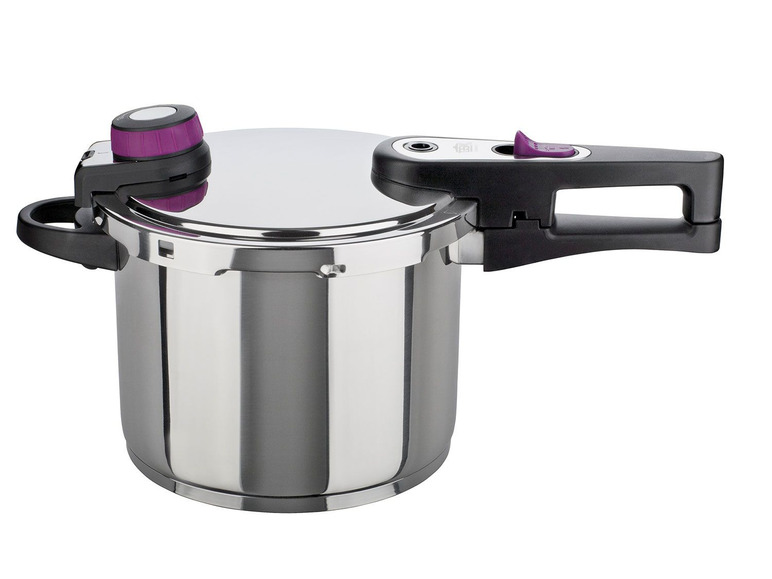 Une cocotte-minute en acier inoxydable avec un bouton violet.
