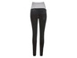 Jeans de grossesse noirs avec un haut gris.