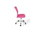 Une chaise de bureau rose à roulettes