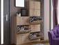 Une armoire à chaussures en bois avec des étagères ouvertes et des portes coulissantes