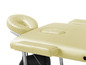 Table de massage beige avec appui-tête et accoudoirs.