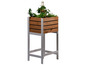 Une jardinière en bois avec des plantes sur un support blanc.