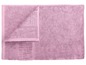 Une serviette de bain rose pliée.