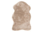 Tapis en fourrure beige en forme de peau de mouton.