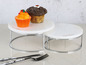 Deux plateaux ronds en marbre pour gâteaux Echtwerk avec des cupcakes.