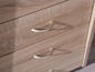 Une commode en bois avec trois tiroirs et des poignées argentées.