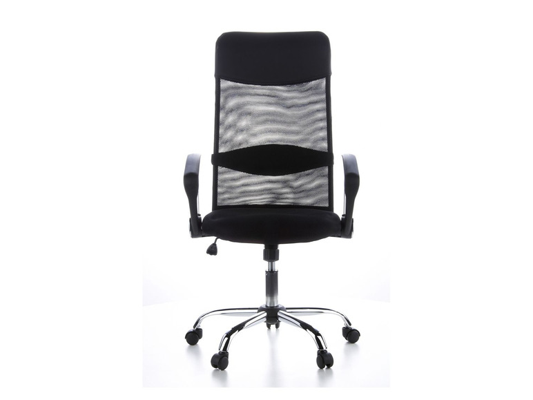 Une chaise de bureau noire avec un dossier en maille et des roulettes.