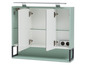 Armoire de salle de bain avec portes miroir, étagères en verre et prise électrique.