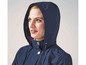 Un imperméable bleu marine à capuche.