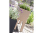 Deux pots rectangulaires avec des fleurs dans un jardin.