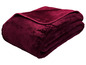 Une couverture en peluche bordeaux pliée.