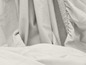 Un drap-housse en coton blanc avec élastique.
