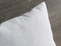 Un coussin blanc de près.