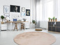 Un tapis rond en fourrure rose clair dans un intérieur moderne.