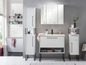 Meubles de salle de bain avec lavabo, miroir et étagères.