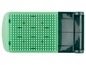 Un bac à glaçons en plastique vert avec une grille.