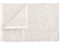 Une serviette éponge blanche pliée