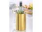 Un seau à vin doré avec une bouteille de vin blanc.