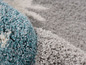 Un tapis doux en gris et bleu avec une texture en peluche.
