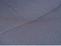 Gros plan sur un tissu gris texturé.