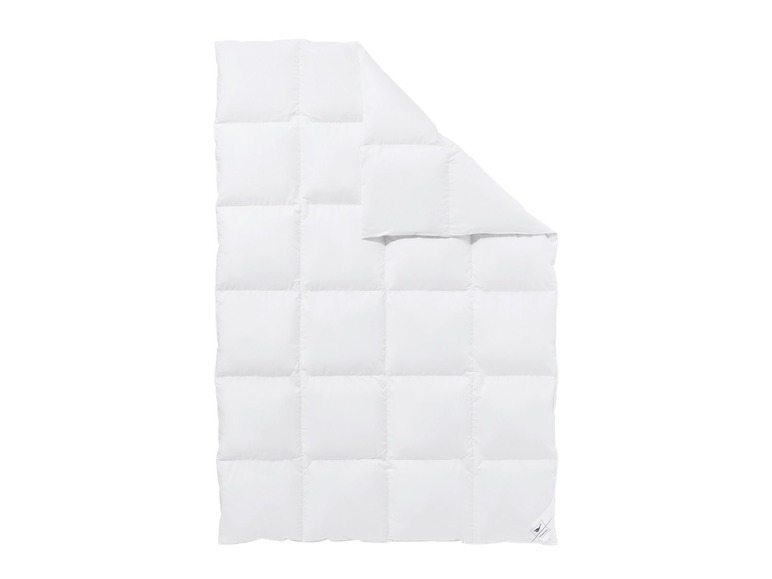 Une couette blanche avec une structure matelassée.