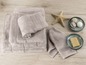 Serviettes et gants de toilette beiges sur une table en bois