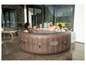 Une famille profite d'un jacuzzi gonflable Lay-Z-Spa St. Moritz.