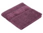 Une serviette de bain en éponge de couleur violet foncé.