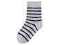 Une chaussette grise avec des rayures noires.