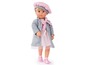 Une poupée avec un manteau gris et une robe rose.