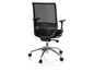 Une chaise de bureau noire avec un dossier en maille, des accoudoirs et des roulettes.