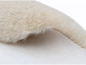 Gros plan sur une pantoufle crème avec fourrure.