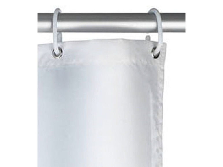 Un rideau de douche blanc avec des anneaux, suspendu à une barre de douche.