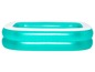 Une piscine gonflable turquoise avec un bord blanc.