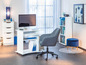 Un bureau d'ordinateur blanc avec un fauteuil de bureau et un pouf bleu dans un salon moderne.