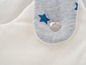 Vêtements de bébé blancs avec des étoiles bleues et un bouton en forme de cœur.