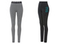 Deux paires de leggings, un gris avec un imprimé Mickey Mouse et un noir avec une image de Mickey Mouse.