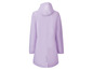 Un imperméable lilas à capuche.