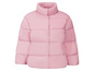 Une veste matelassée rose avec un col montant.
